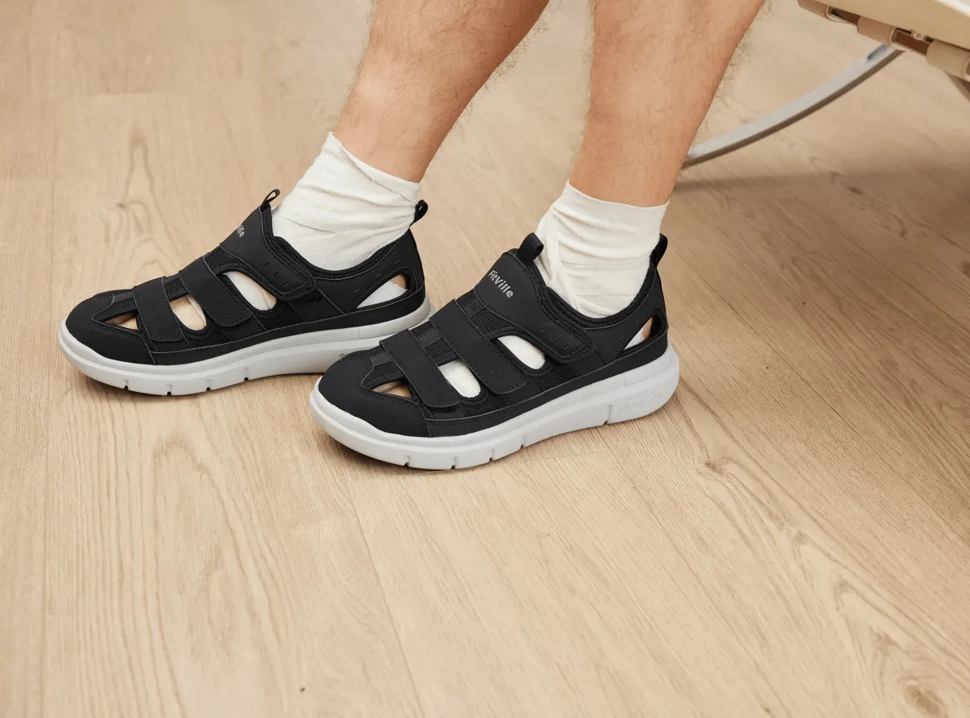 White FitVille Men's EasyTop Recovery Sandal V4