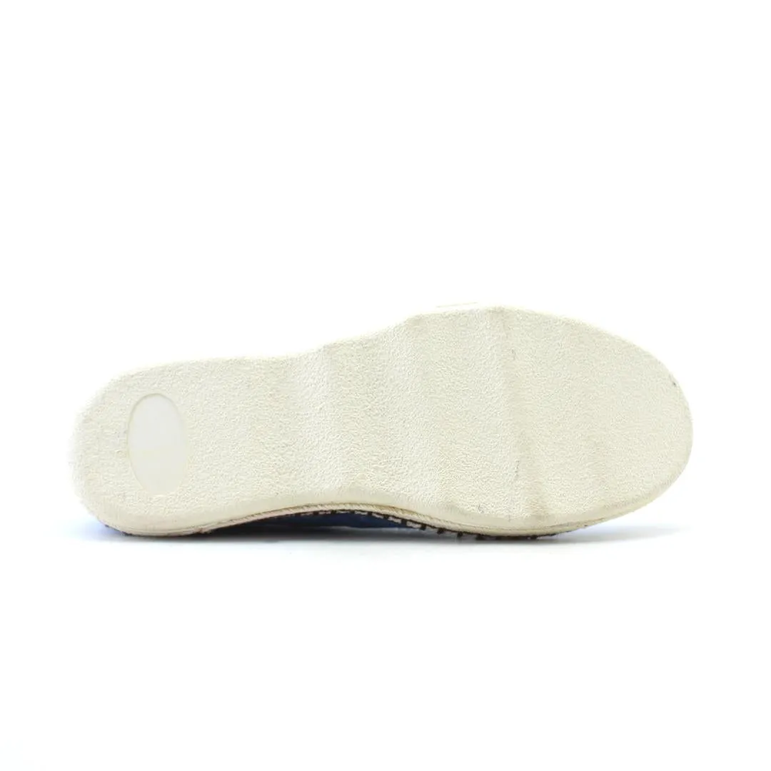 Dakota Johnson Sneakers LOTUS ARRIBA