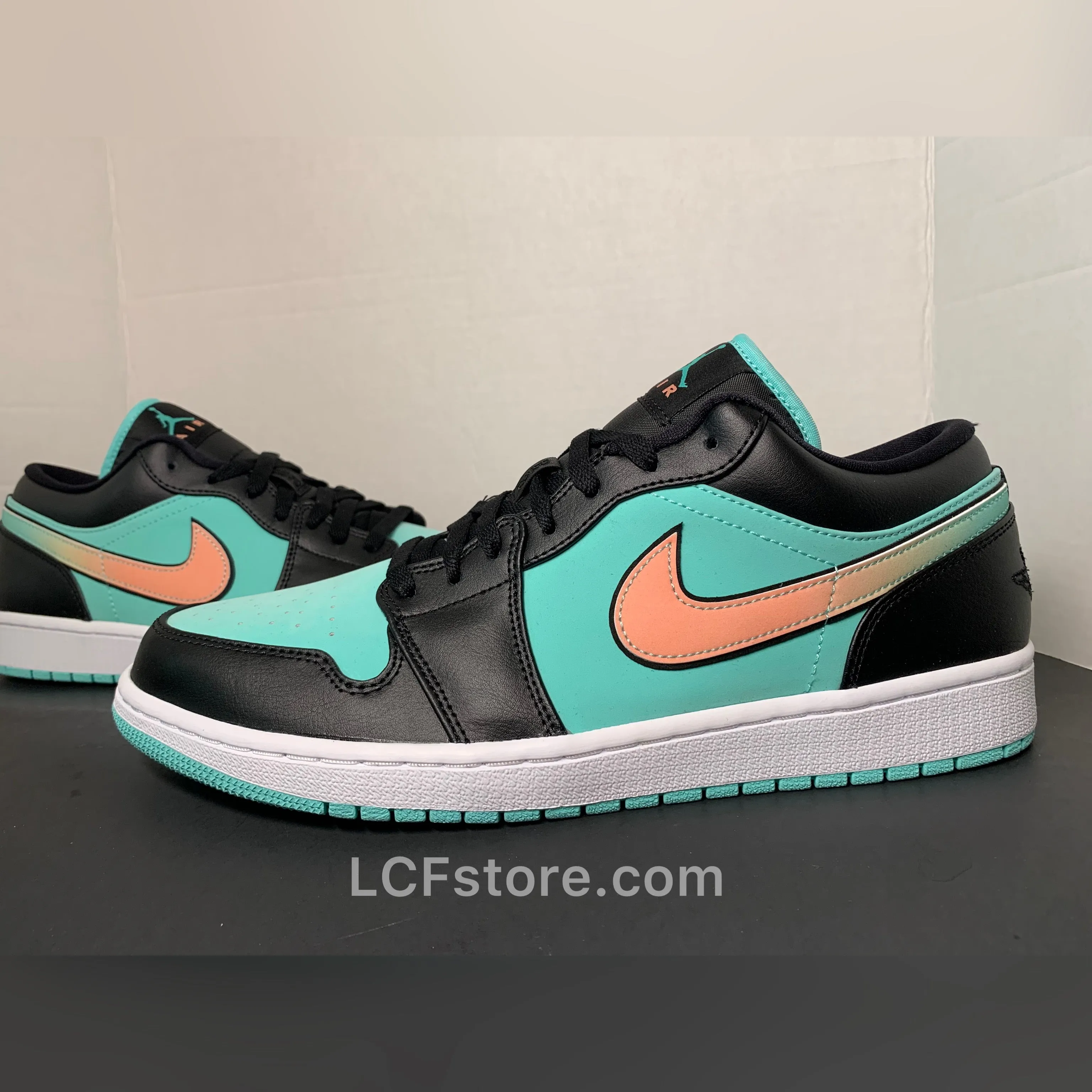 Asics Upcourt 4 Badminton Shoes Nike Air Jordan 1 Low SE "Tropical Twist"