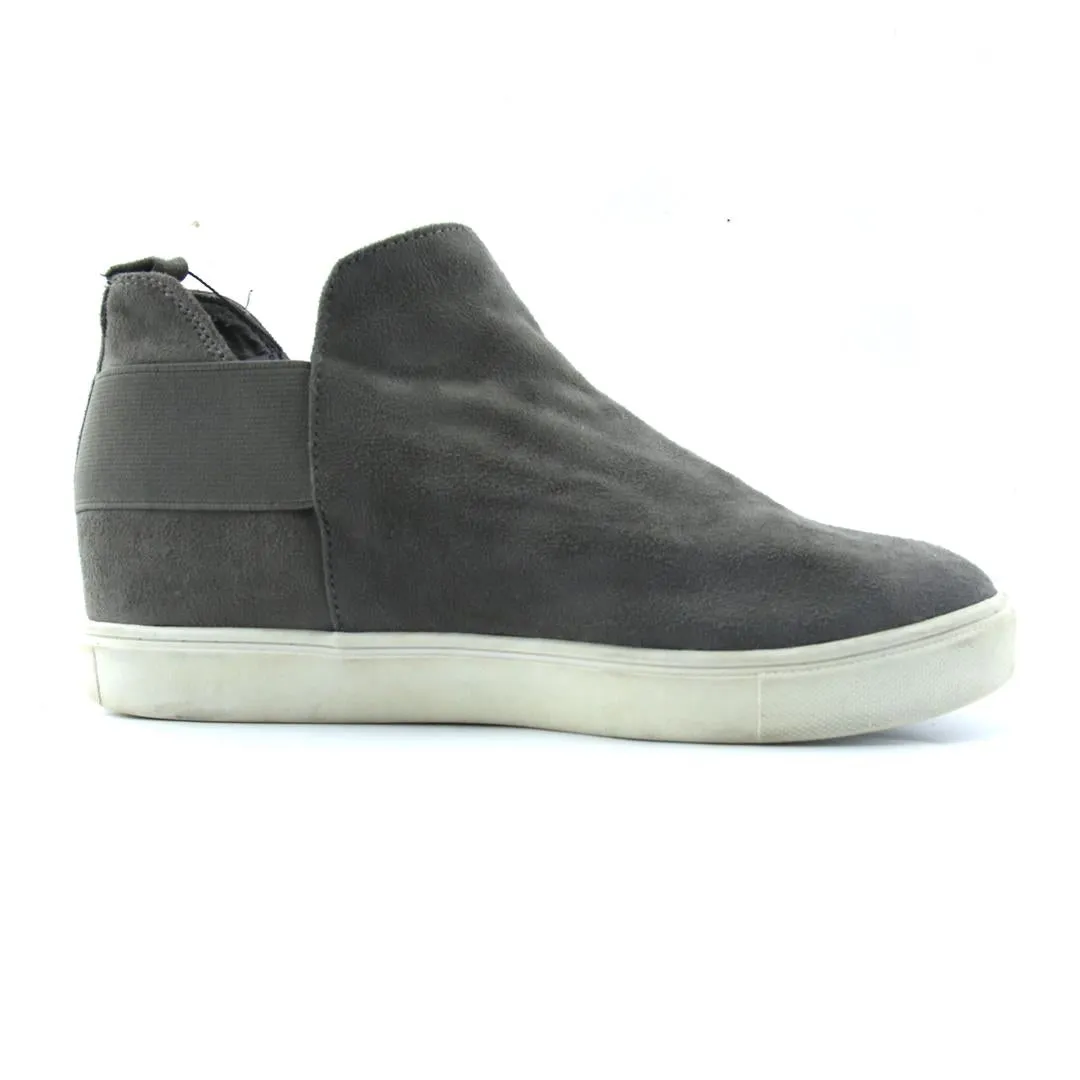 Athletic Shoes SODA  .